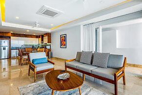 Inviting Waterfront Condo With Amazing Pool, Balcony & W/D
