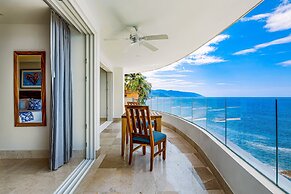 Inviting Waterfront Condo With Amazing Pool, Balcony & W/D