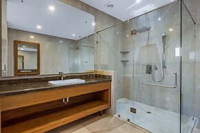 Upscale Oceanfront Condo With Extensive Balcony, Pool & Ocean Views