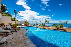 Upscale Oceanfront Condo With Extensive Balcony, Pool & Ocean Views