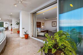 Upscale Oceanfront Condo With Extensive Balcony, Pool & Ocean Views