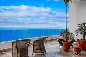 Upscale Oceanfront Condo With Extensive Balcony, Pool & Ocean Views