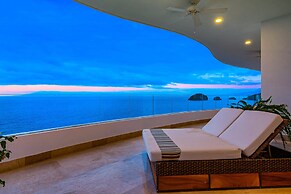 Upscale Oceanfront Condo With Extensive Balcony, Pool & Ocean Views