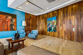 Upscale Oceanfront Condo With Extensive Balcony, Pool & Ocean Views