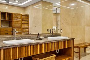 Upscale Oceanfront Condo With Extensive Balcony, Pool & Ocean Views