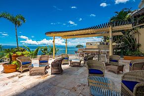 Upscale Oceanfront Condo With Extensive Balcony, Pool & Ocean Views