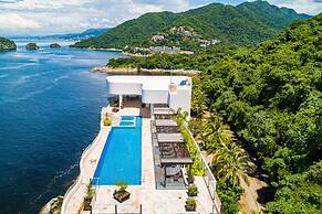 Upscale Oceanfront Condo With Extensive Balcony, Pool & Ocean Views