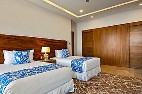 Upscale Oceanfront Condo With Extensive Balcony, Pool & Ocean Views