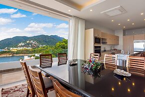 Upscale Oceanfront Condo With Extensive Balcony, Pool & Ocean Views