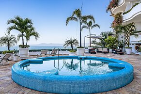 Stunning Oceanview Suite With Cliffside Infinity Pool, Terrace & Gourm