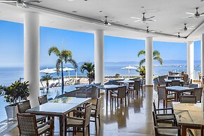 Stunning Oceanview Suite With Cliffside Infinity Pool, Terrace & Gourm