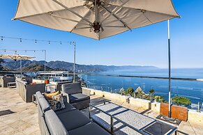 Stunning Oceanview Suite With Cliffside Infinity Pool, Terrace & Gourm