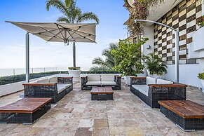 Stunning Oceanview Suite With Cliffside Infinity Pool, Terrace & Gourm