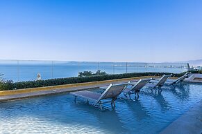 Stunning Oceanview Suite With Cliffside Infinity Pool, Terrace & Gourm