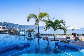 Stunning Oceanview Suite With Cliffside Infinity Pool, Terrace & Gourm