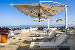 Stunning Oceanview Suite With Cliffside Infinity Pool, Terrace & Gourm