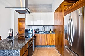 Luxury Bayfront Condo With Amazing Views, Pool & spa