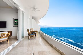 Luxury Bayfront Condo With Amazing Views, Pool & spa