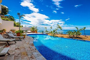 Luxury Bayfront Condo With Amazing Views, Pool & spa