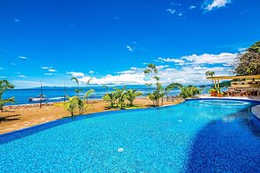 Luxury Bayfront Condo With Amazing Views, Pool & spa