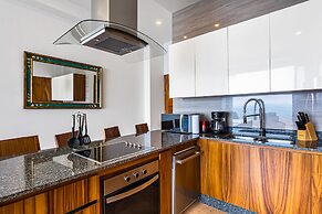 Luxury Bayfront Condo With Amazing Views, Pool & spa