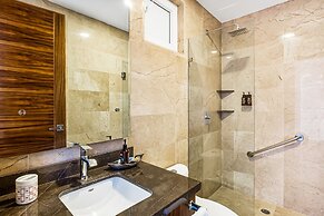 Luxury Bayfront Condo With Amazing Views, Pool & spa