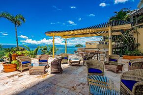 Luxury Bayfront Condo With Amazing Views, Pool & spa