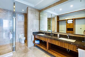 Luxury Bayfront Condo With Amazing Views, Pool & spa