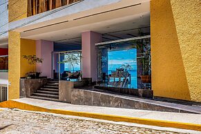 Luxury Bayfront Condo With Amazing Views, Pool & spa