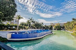 Golf Course-adjacent Getaway With Infinity Pool, Private Plunge Pool &