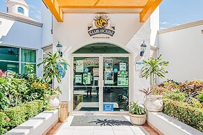Golf Course-adjacent Getaway With Infinity Pool, Private Plunge Pool &