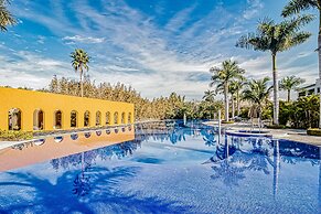 Golf Course-adjacent Getaway With Infinity Pool, Private Plunge Pool &