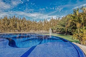 Golf Course-adjacent Getaway With Infinity Pool, Private Plunge Pool &