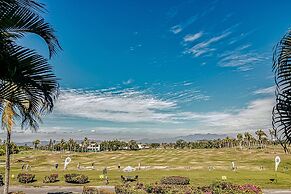 Golf Course-adjacent Getaway With Infinity Pool, Private Plunge Pool &