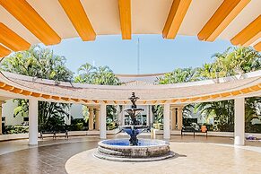 Golf Course-adjacent Getaway With Infinity Pool, Private Plunge Pool &