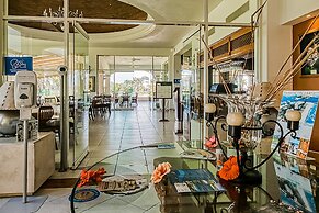 Golf Course-adjacent Getaway With Infinity Pool, Private Plunge Pool &