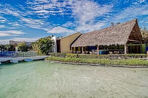 Golf Course-adjacent Getaway With Infinity Pool, Private Plunge Pool &