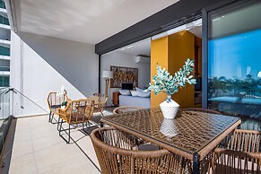 Oceanfront Condo With a Full Kitchen, Pool, & Beach Access