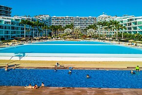Oceanfront Condo With a Full Kitchen, Pool, & Beach Access