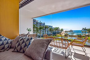 Oceanfront Condo With a Full Kitchen, Pool, & Beach Access
