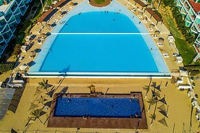 Oceanfront Condo With a Full Kitchen, Pool, & Beach Access