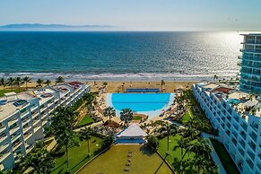 Oceanfront Condo With a Full Kitchen, Pool, & Beach Access