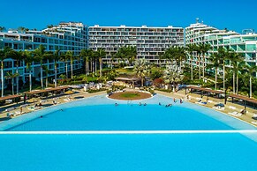 Oceanfront Condo With a Full Kitchen, Pool, & Beach Access