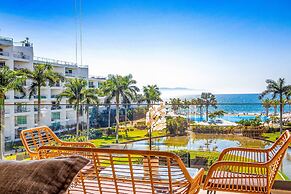 Oceanfront Condo With a Full Kitchen, Pool, & Beach Access