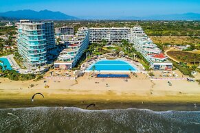 Oceanfront Condo With a Full Kitchen, Pool, & Beach Access