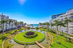 Oceanfront Condo With a Full Kitchen, Pool, & Beach Access