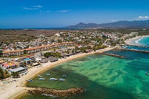 Oceanfront Condo With Pool, Balcony, Amazing Views, Washer/dryer, & Pa