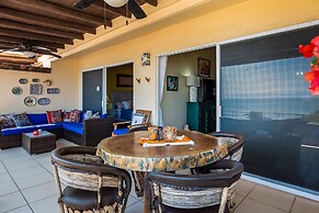 Oceanfront Condo With Pool, Balcony, Amazing Views, Washer/dryer, & Pa