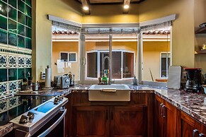 Oceanfront Condo With Pool, Balcony, Amazing Views, Washer/dryer, & Pa
