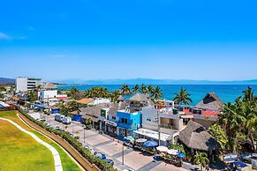 Oceanfront Condo With Pool, Balcony, Amazing Views, Washer/dryer, & Pa